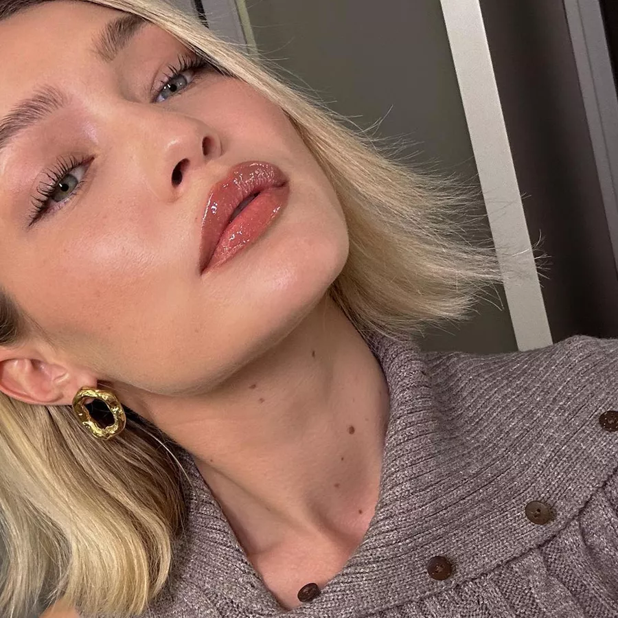 Gigi Hadid selfie