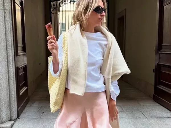 woman wearing pastel outfits